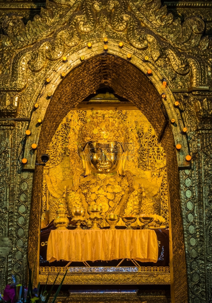 脸钻石缅甸曼德勒的马哈穆尼佛或米亚穆尼佛像拱图片