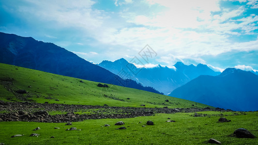 卢纳谷查谟和克什米尔邦Sonamarg美丽的山地景观森林高的谷背景