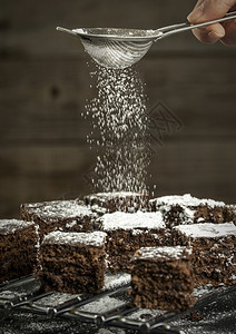 甜点布朗尼饮食涂有糖的巧克力蛋糕片图片