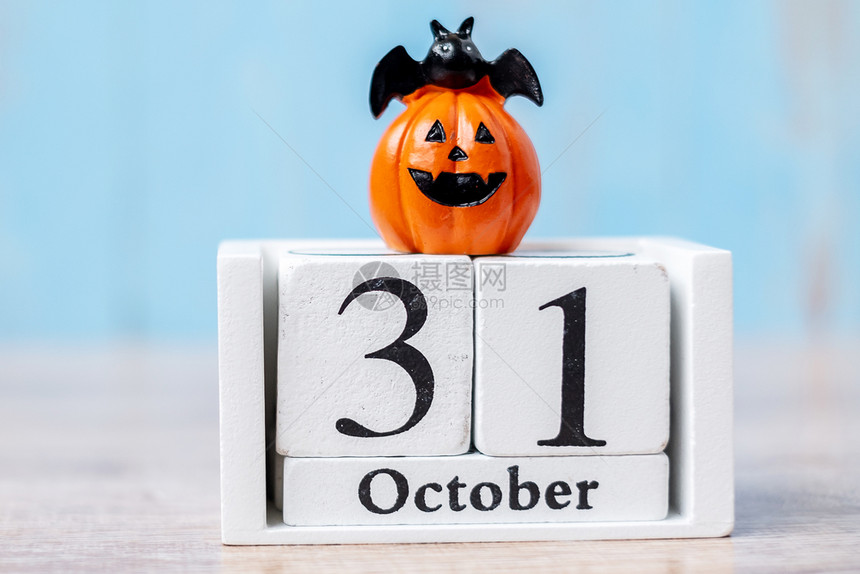 恐怖十月万圣节快乐10月3日有历木南瓜和蝙蝠装饰桌布背景上脸面滑的插板装饰与秋季假日和特礼及治疗概念鬼图片
