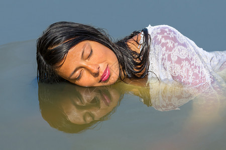 情人舍内维尔纵向妇女面对的自然水反射镜像外部背景图片