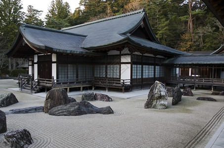 建筑学日本世界遗产所在地日本KoyaSan的Kongobuji寺日本传统石质园和世界遗产址的Kongobuji寺木头痕迹背景图片