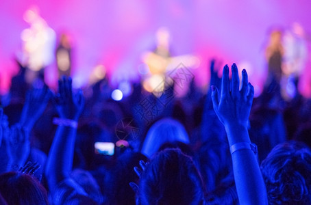 团体与匿名吉他手一起在前台和背景舞上的举起双手演员播放器图片