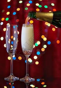 洒金飘带浇注葡萄从瓶子上用两杯从瓶上以喜庆的背景来展示香槟庆祝欢的理念在节日背面用瓶子上两杯装香槟酒设计图片