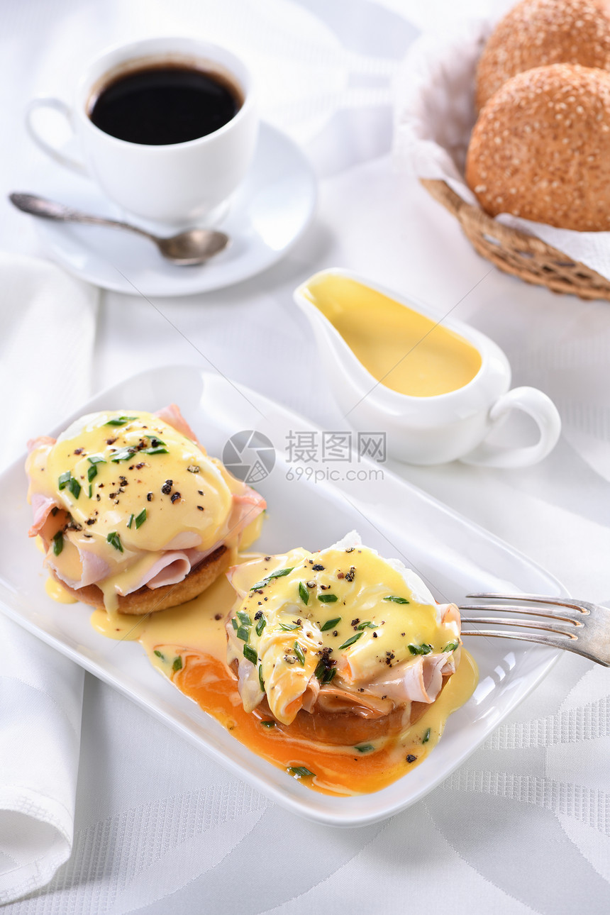 蛋本尼迪克特油炸英国面包火腿偷鸡蛋和美味的荷兰奶油酱健康菜肴胡椒图片
