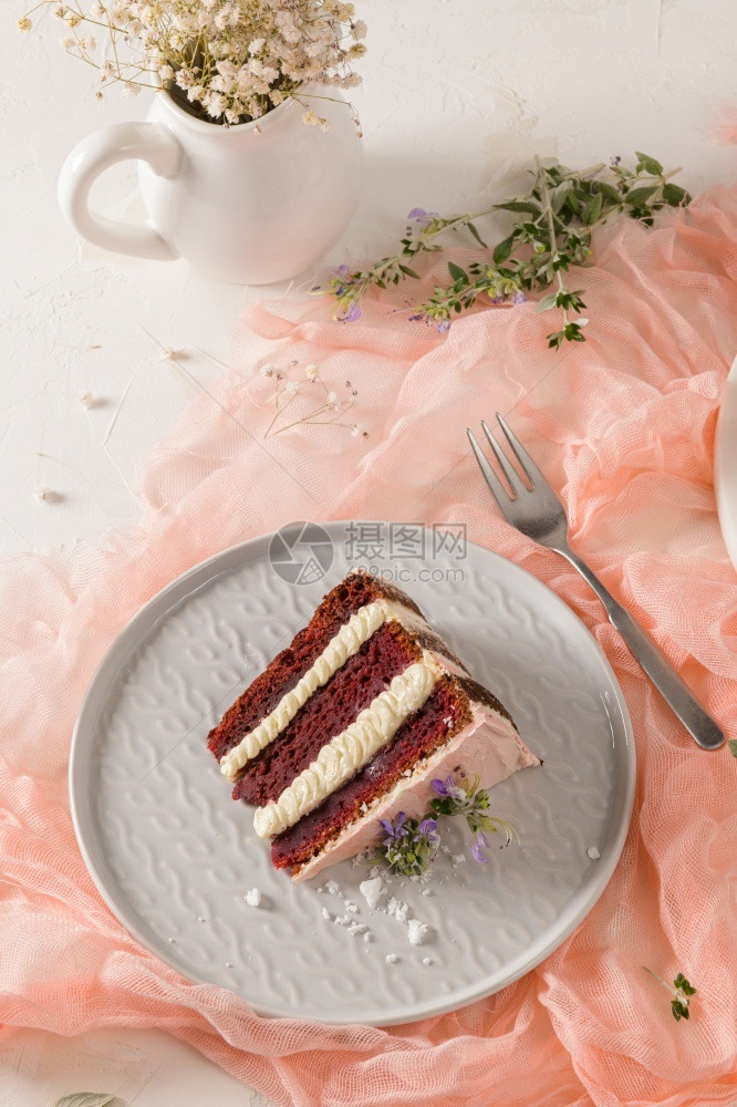 水果草莓蛋糕海绵和鲜草莓以及粉红背景酸奶油的切片新鲜粉色图片