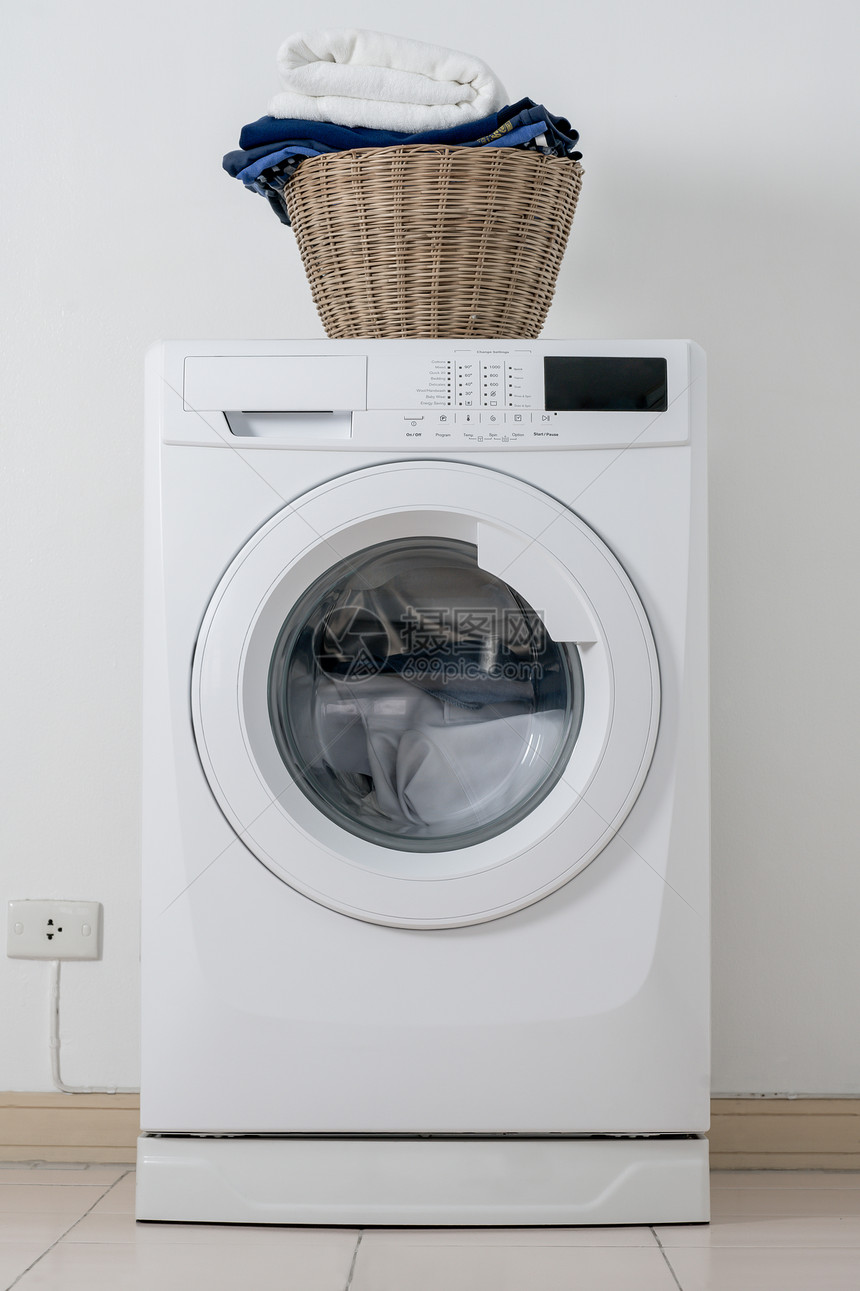 现代的将洗衣机和服装在篮子中的白色背景洗涤机和衣物家务洗钱图片