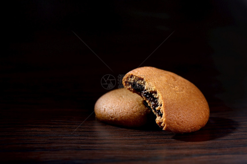 早餐可甜的巧克力奶油饼干棕色巧克力黑色背景奶油馅图片