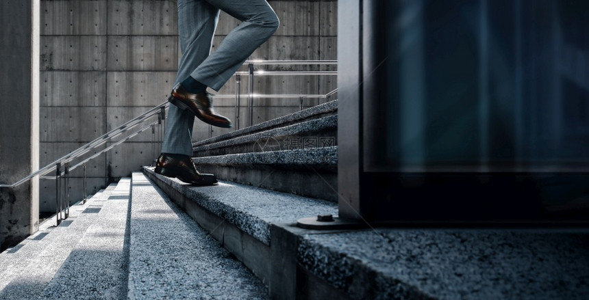 目标动力和具有挑战概念步骤进入一个成功的低层商人在楼梯城市景点上行走的一小段向前场景图片