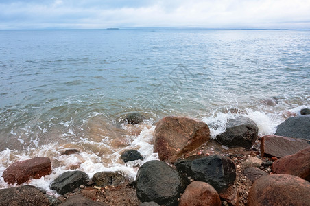 波罗的海太阳岸日出岩石海岸的日落岩石海岸的日落多云图片