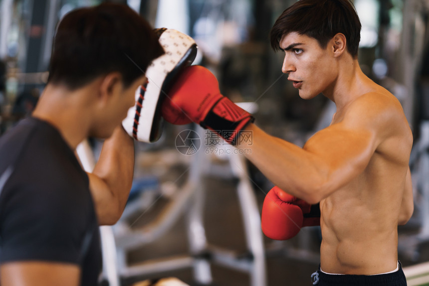 跆拳道英俊的艺术泰教练在健身拳击营训练男子手图片