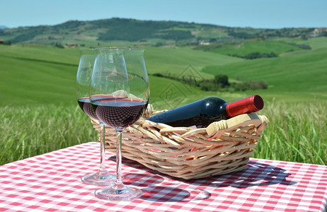 景观村庄皮恩扎红葡萄酒在彩布上对抗意大利的托斯卡纳风景图片