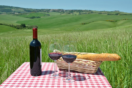 春天红葡萄酒在彩布上对抗意大利的托斯卡纳风景场地藤蔓图片