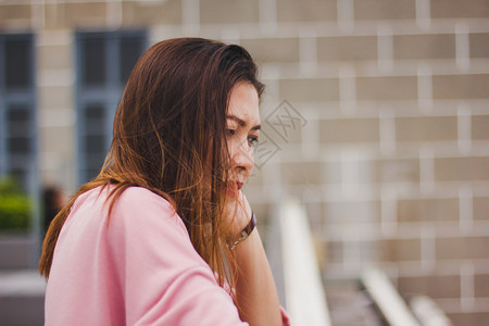 年轻的白种人淑女长发站在阳台上着高清图片