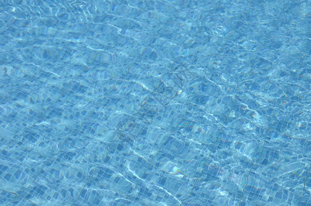 刷新透明凉爽的蓝色游泳池中华丽的水波纹图片