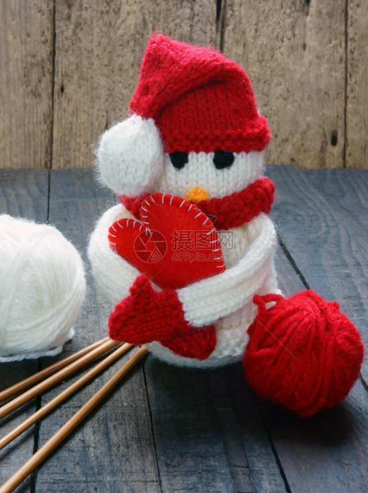编织的Xma装饰品手工制雪人用红白羊毛做企鹅编织这是圣诞节日的玩具带有松锥果的抽象背景礼品卡红心假期男人松果图片
