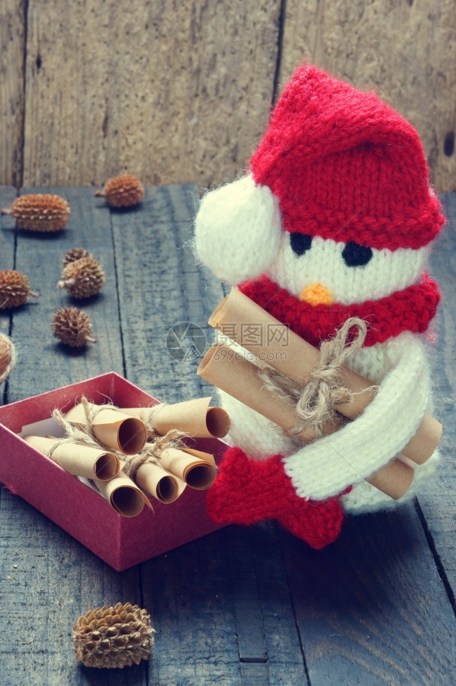编织的Xma装饰品手工制雪人用红白羊毛做企鹅编织这是圣诞节日的玩具带有松锥果的抽象背景礼品卡红心艺术礼物娱乐图片