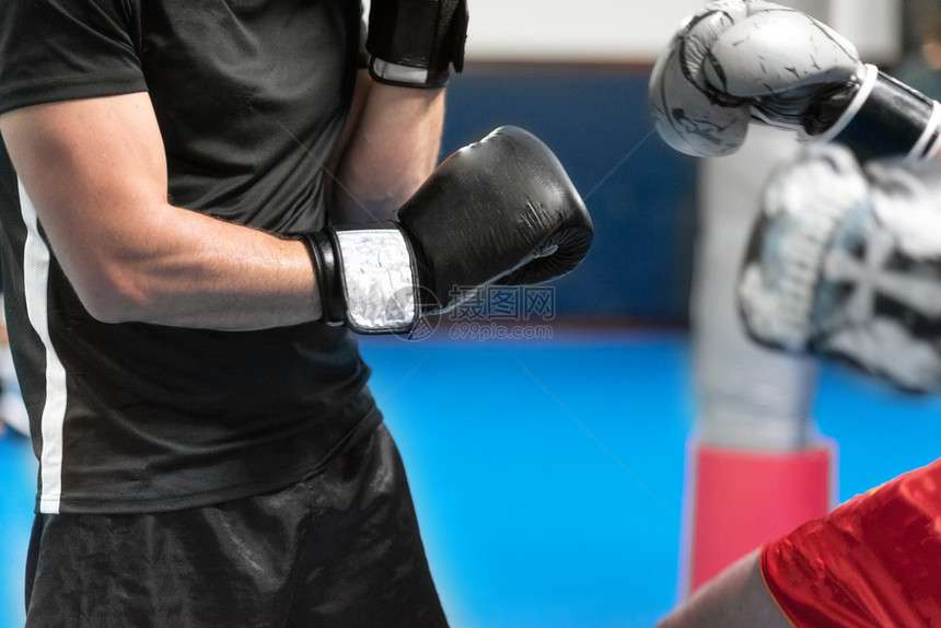 力量竞赛青年战士与他的教练一起训跆拳道在擂台上战斗青年士在擂台上斗争图片