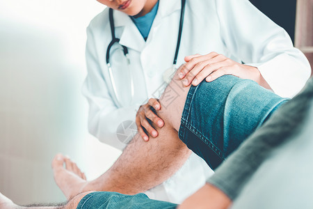 医生诊断病人膝盖问题图片