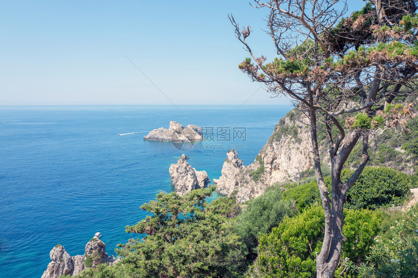 海岸线希腊科孚岛Palaiokastrittsa全景地中海美丽的图片