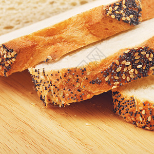 晚餐杂货店切片白面包和在剪切板上用成的白面包粉图片