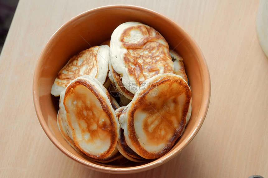 黄油热的棕色盘子里煎饼深碗美味煎饼深碗里的美味煎饼棕色盘子里的煎饼蓬松图片