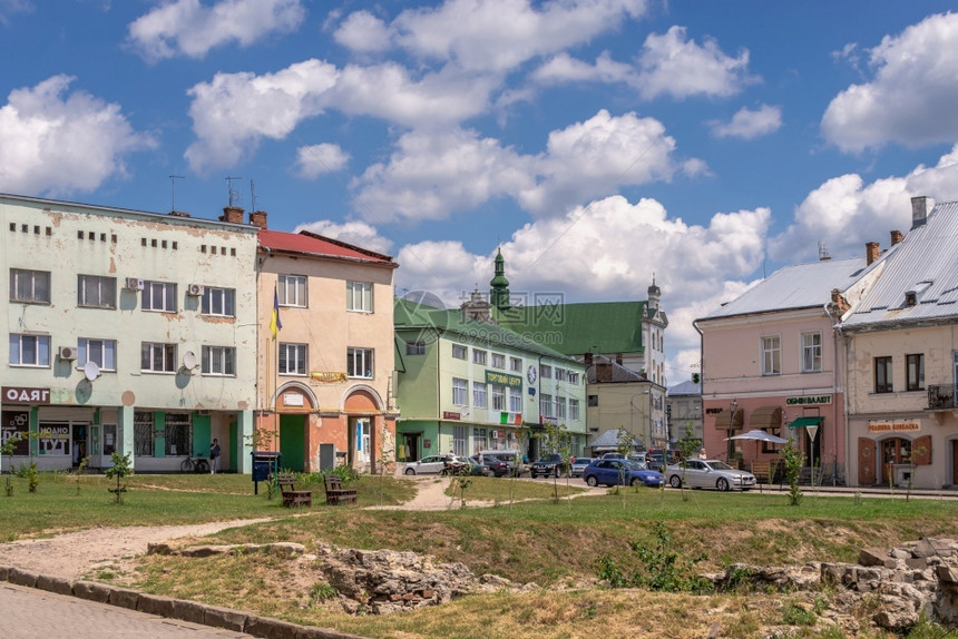 堡垒历史Zhovkva乌克兰08721Vicheva或乌克兰利沃夫地区Zhovkva市的场广在阳光明媚的夏日乌克兰的广场树图片