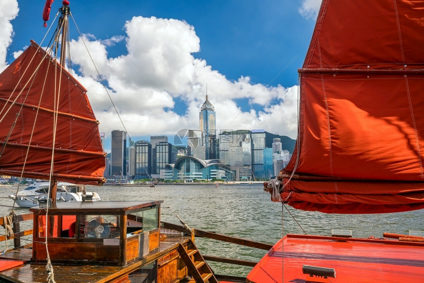 塔中央城市景观维多利亚港和香天际有老船的旧图片