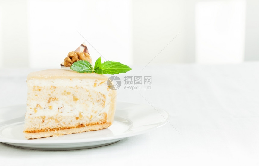 桌子美味的胡桃奶油蛋糕和薄荷叶白色的质地图片