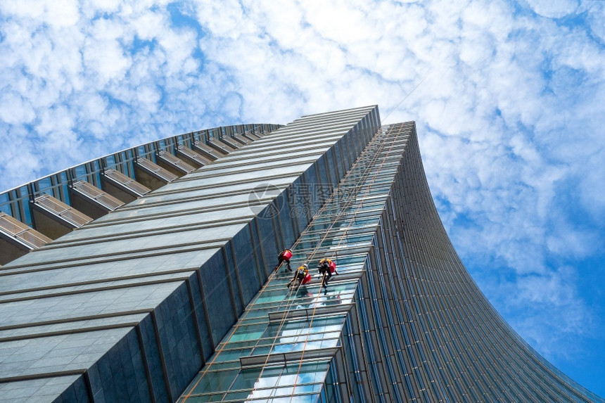 意大利米兰2018年9月7日为摩天大楼窗户清洁服务的阿尔卑斯人小组管理维护九月图片
