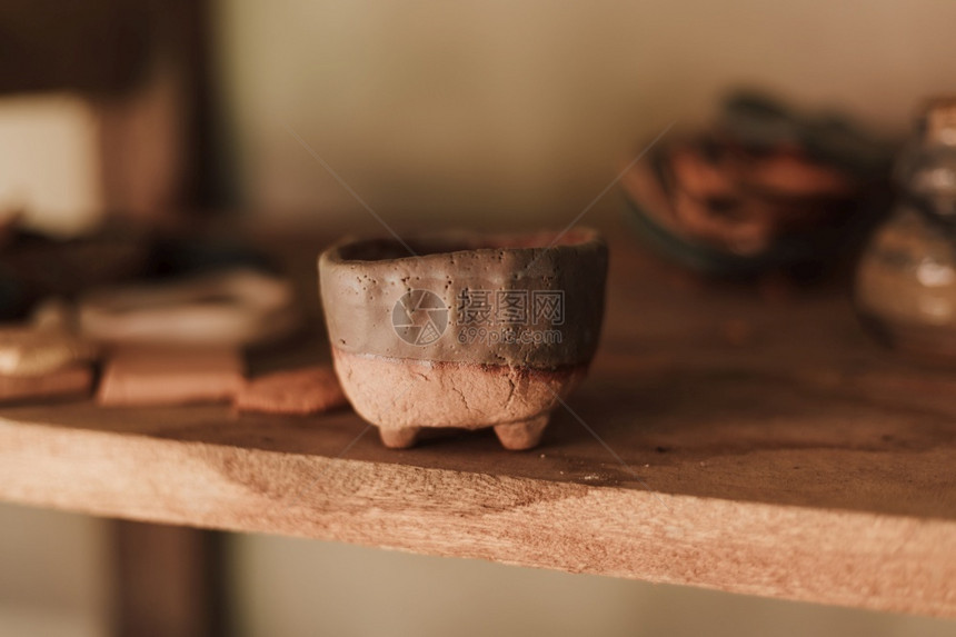 马克杯销售Clay陶瓷制品在车间的架子上干燥有创造力的图片