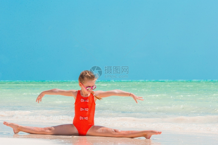 轮廓白沙滩上运动的小女孩活跃在白沙滩上玩得开心白色的快乐图片