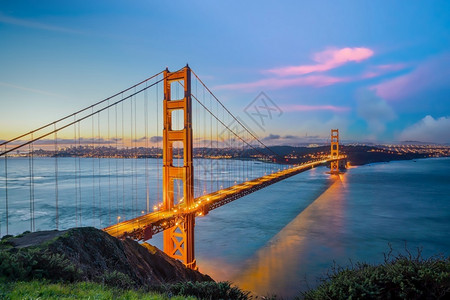 暮著名的金门大桥日落时在美国旧金山全景城市的图片