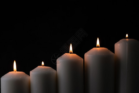 和平5支光火蜡烛在黑色背景上闪亮燃烧喜庆的典图片