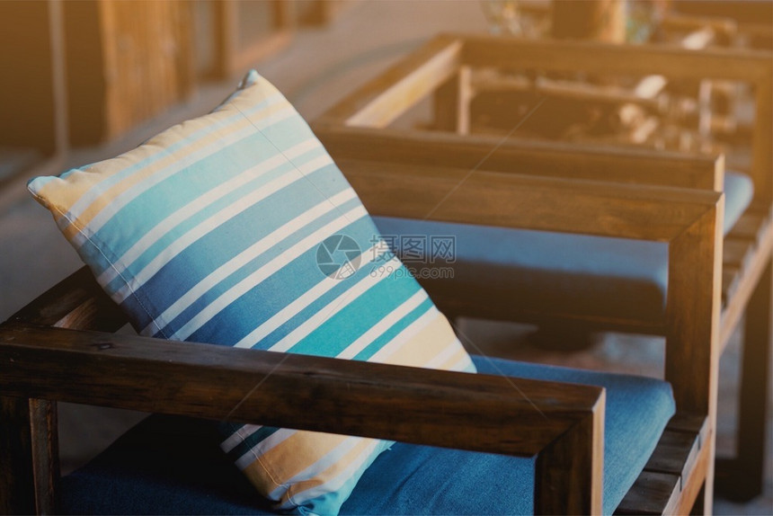 椅子扶手装饰风格客厅木桌上的软枕头图片