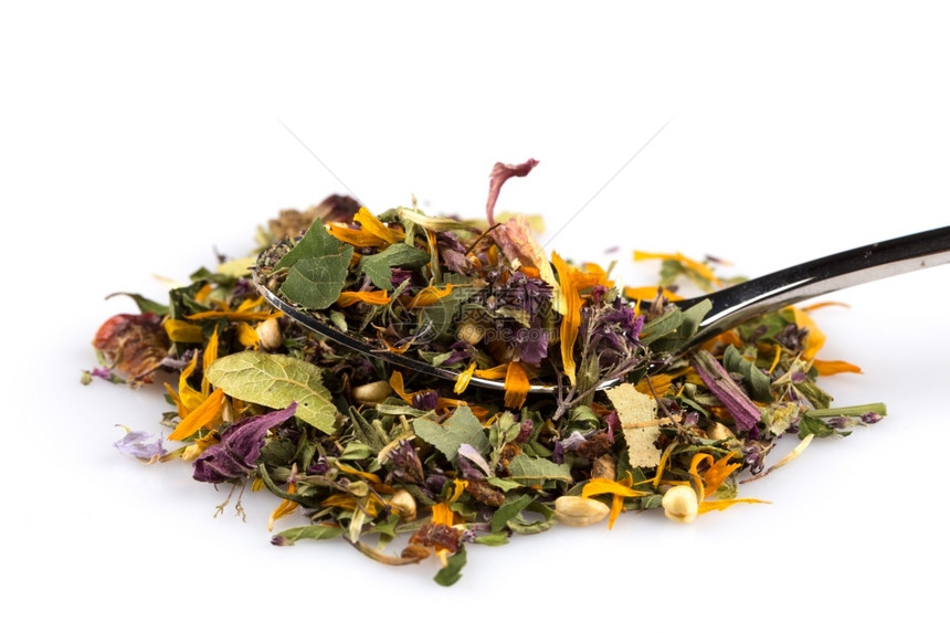 混合勺子白背景的干草药花叶茶食物图片