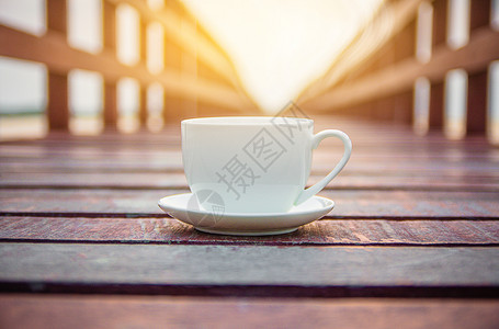 满的马克杯早餐咖啡饮木制背景白咖啡杯用于饮料概念图片
