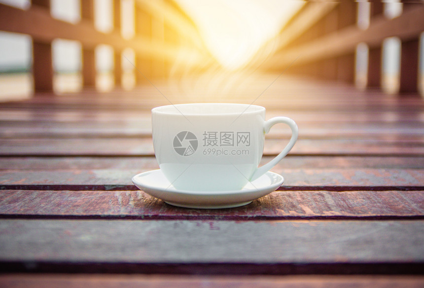 咖啡饮木制背景白咖啡杯用于饮料概念店棕色的因图片