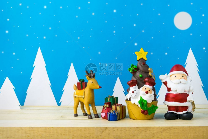 快乐的假期用于圣诞节装饰的儿童玩具驯鹿图片
