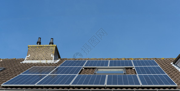 天空屋顶上的电网太阳能锅便宜的干净图片