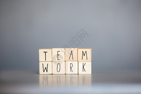 木制的在职带有团队工作字样的木制立方体用于灰色蓝背景的商业概念共同支持友谊管理高清图片素材