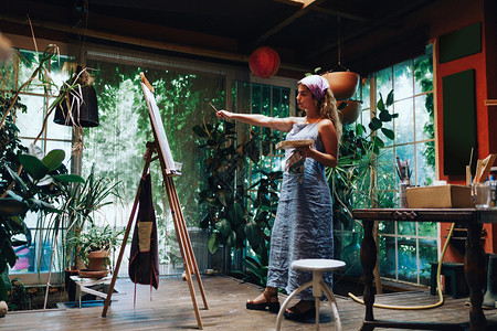 调色板内部的与工厂一起在作室的画布上拍摄专业女艺术家绘画的室内镜头家创造高清图片素材