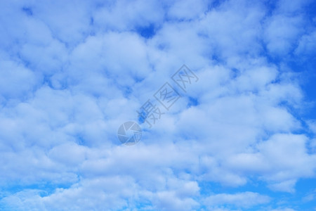 高的清除在蓝天背景的美丽白云在蓝天背景的白云大气层图片
