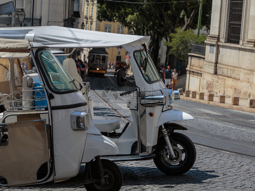 葡萄牙里斯本的游客交通白色TukTuk城市车辆Lisb的游客交通白色城市车辆电欧洲清单图片