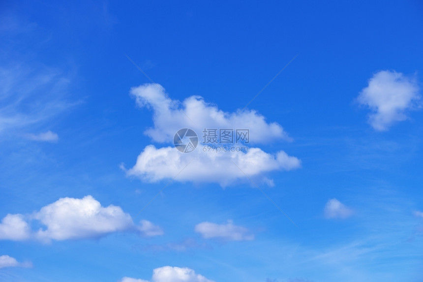 白色的多云气象蓝色天空背景的美丽白云与天空图片