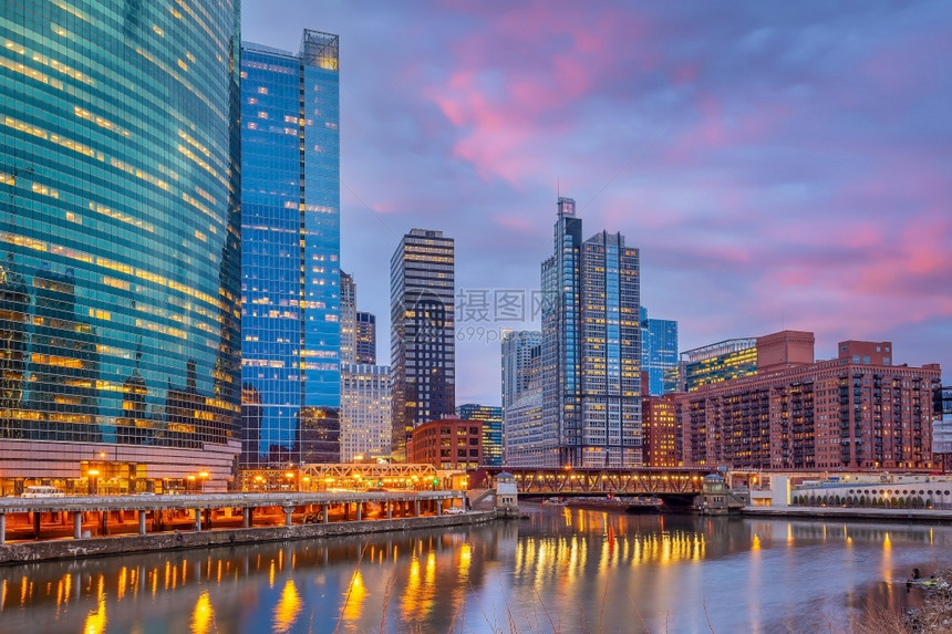 摩天大楼桥美国芝加哥市下中心天线城景色日落时美利坚合众国天际线图片