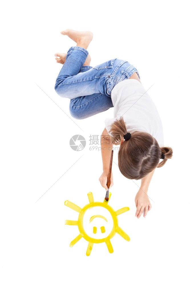 绘画童年美丽最的景色一个快乐的女孩躺在地板上画着幸福的太阳图片