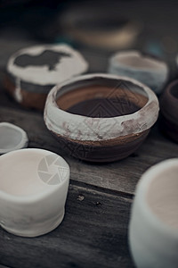 工作泥陶瓷板餐具制成品加工车间生产陶瓷艺品的制作和陶传统的图片