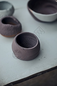 工厂不同的库陶瓷板餐具制成品加工车间生产陶瓷艺品的制作和陶图片
