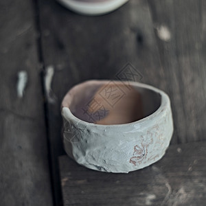 陶瓷板餐具制成品加工车间生产陶瓷艺品的制作和陶完成的干燥碗图片